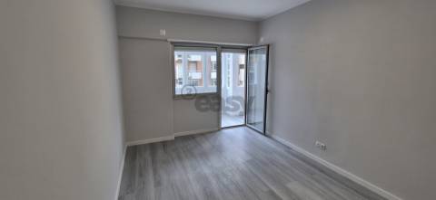 T2 em Oeiras com 2wcs e arrecadação