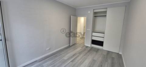 T2 em Oeiras com 2wcs e arrecadação