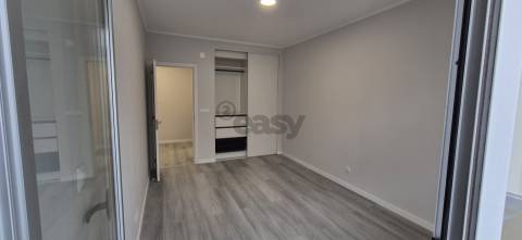 T2 em Oeiras com 2wcs e arrecadação