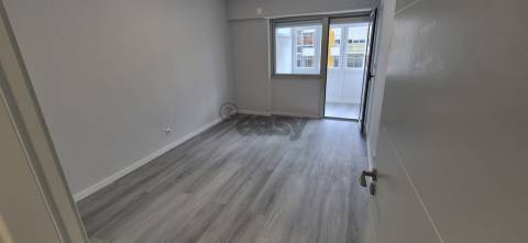 T2 em Oeiras com 2wcs e arrecadação