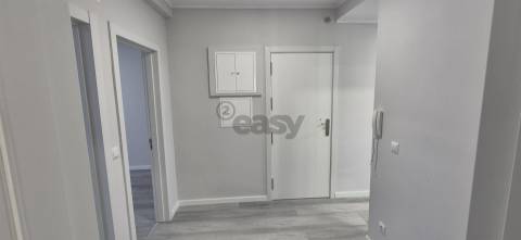 T2 em Oeiras com 2wcs e arrecadação