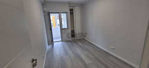 T2 em Oeiras com 2wcs e arrecadação