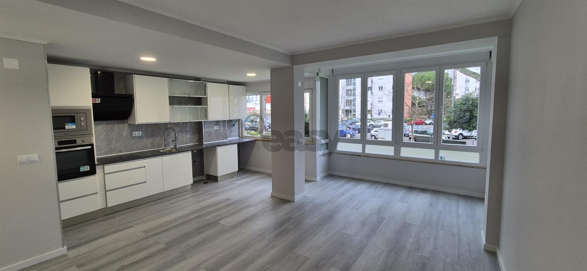 T2 em Oeiras com 2wcs e arrecadação