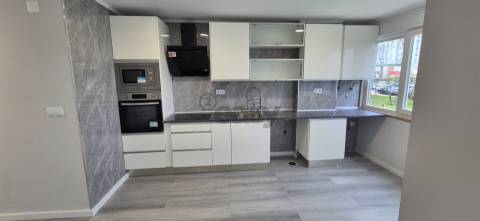 T2 em Oeiras com 2wcs e arrecadação