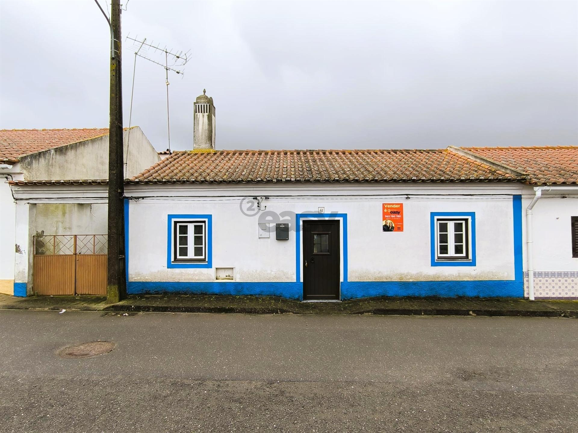 Moradia T2 com anexos e amplo quintal nas Fornalhas Velhas