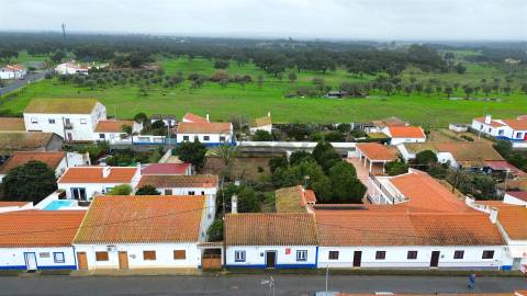 Moradia T2 com anexos e amplo quintal nas Fornalhas Velhas