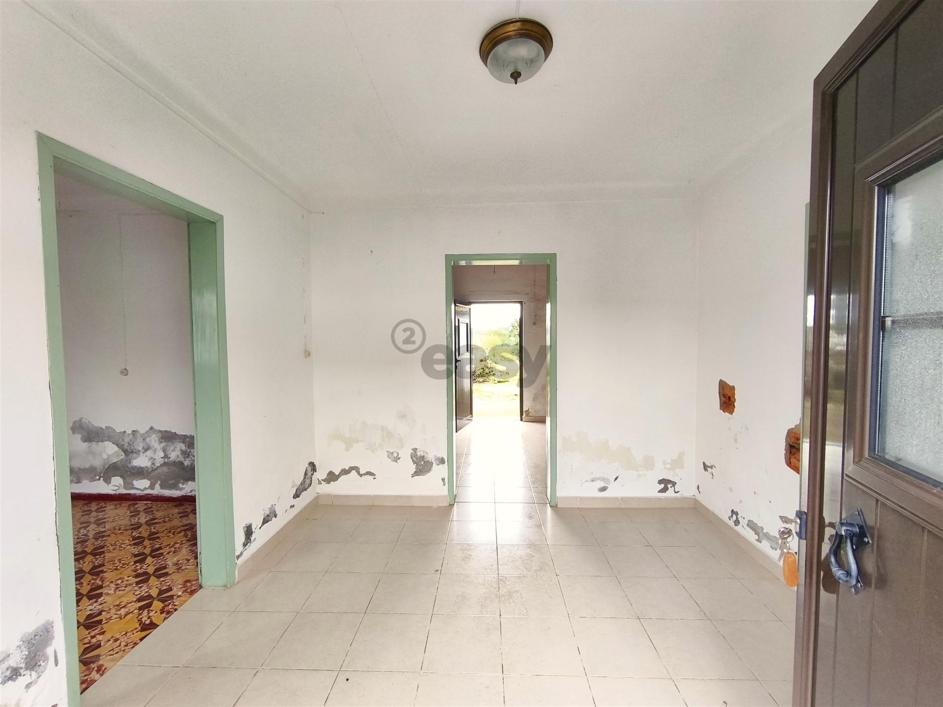 Moradia T2 com anexos e amplo quintal nas Fornalhas Velhas