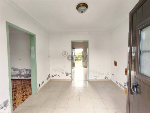 Moradia T2 com anexos e amplo quintal nas Fornalhas Velhas