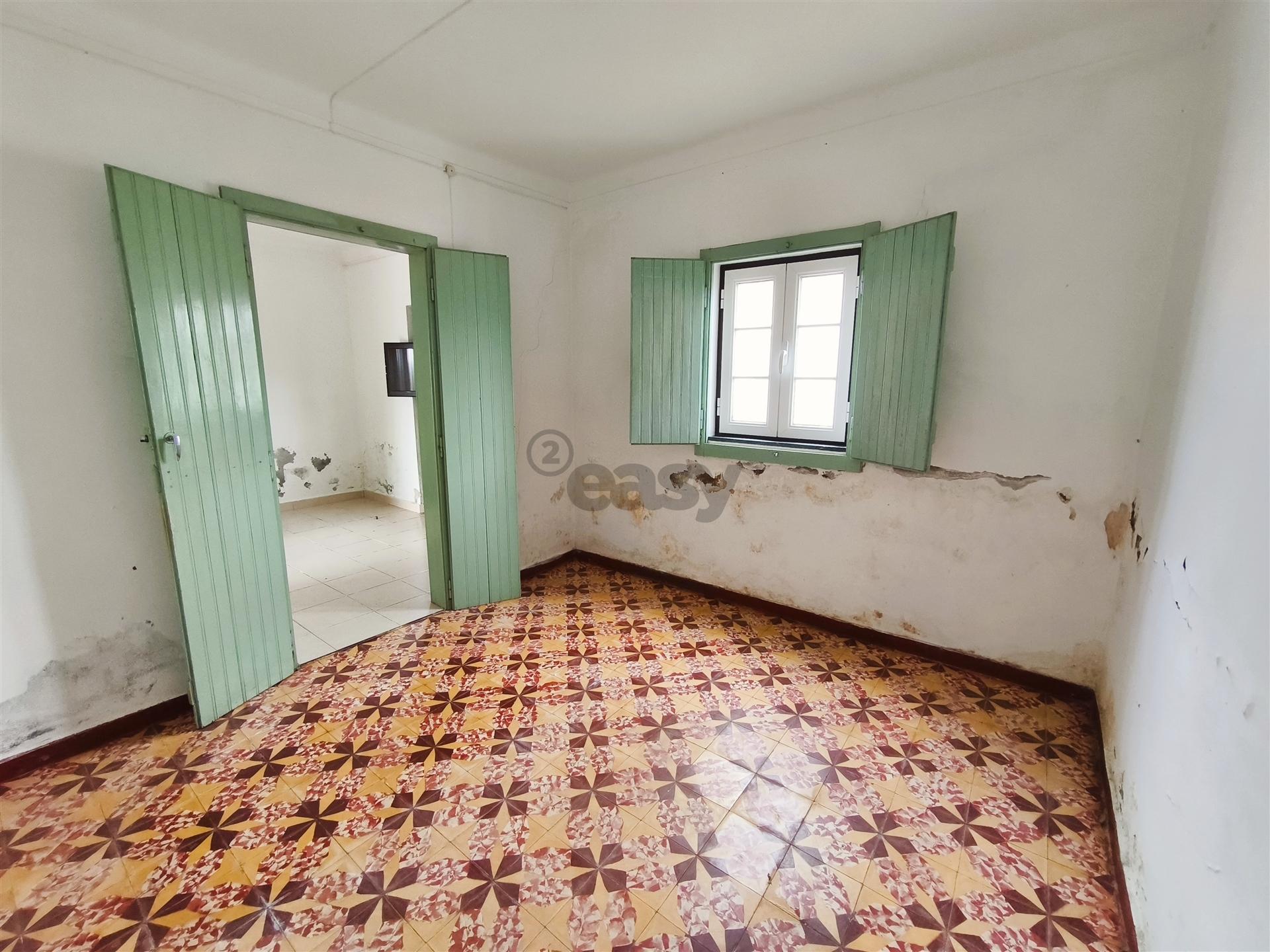 Moradia T2 com anexos e amplo quintal nas Fornalhas Velhas