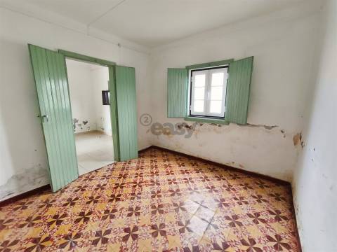 Moradia T2 com anexos e amplo quintal nas Fornalhas Velhas