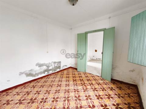 Moradia T2 com anexos e amplo quintal nas Fornalhas Velhas