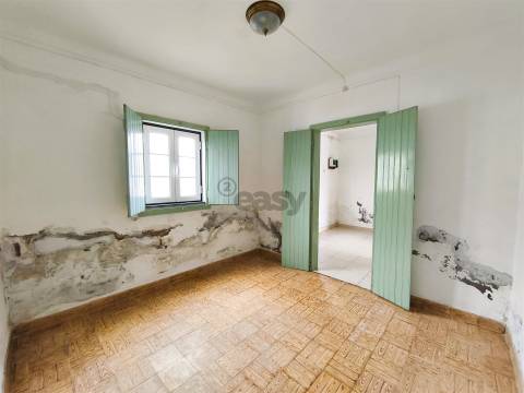 Moradia T2 com anexos e amplo quintal nas Fornalhas Velhas