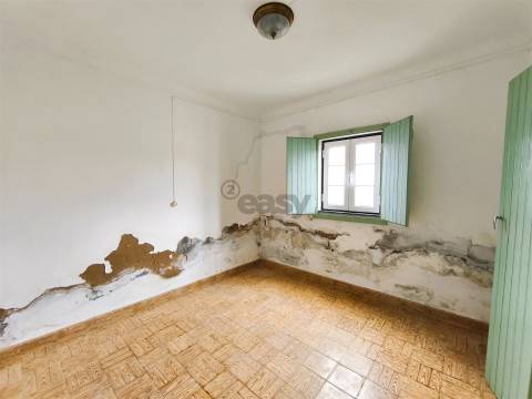 Moradia T2 com anexos e amplo quintal nas Fornalhas Velhas