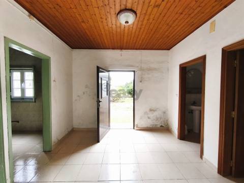 Moradia T2 com anexos e amplo quintal nas Fornalhas Velhas