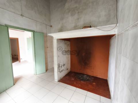 Moradia T2 com anexos e amplo quintal nas Fornalhas Velhas