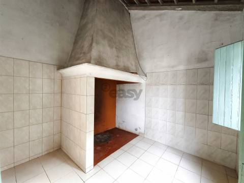 Moradia T2 com anexos e amplo quintal nas Fornalhas Velhas