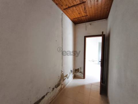 Moradia T2 com anexos e amplo quintal nas Fornalhas Velhas