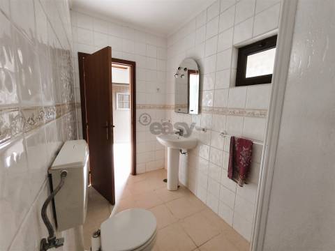 Moradia T2 com anexos e amplo quintal nas Fornalhas Velhas