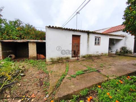 Moradia T2 com anexos e amplo quintal nas Fornalhas Velhas
