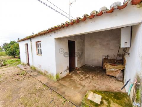 Moradia T2 com anexos e amplo quintal nas Fornalhas Velhas