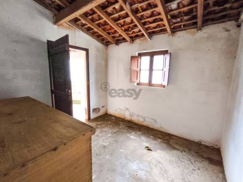 Moradia T2 com anexos e amplo quintal nas Fornalhas Velhas