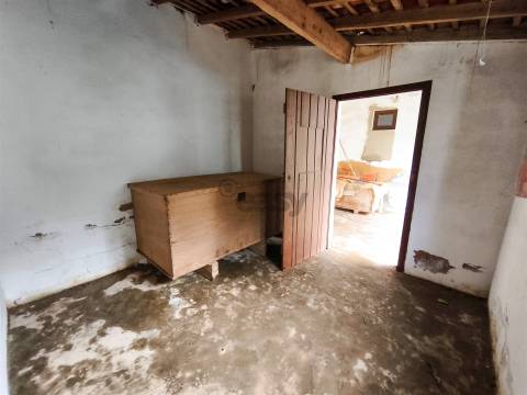 Moradia T2 com anexos e amplo quintal nas Fornalhas Velhas