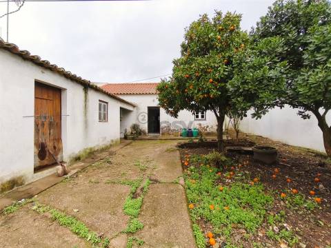 Moradia T2 com anexos e amplo quintal nas Fornalhas Velhas