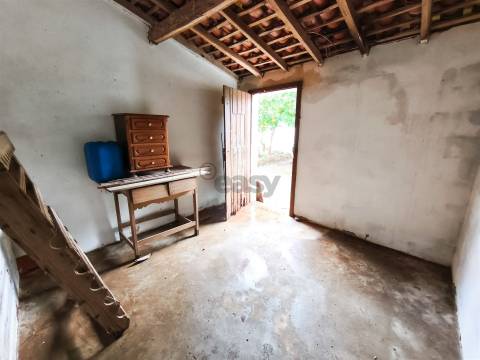 Moradia T2 com anexos e amplo quintal nas Fornalhas Velhas