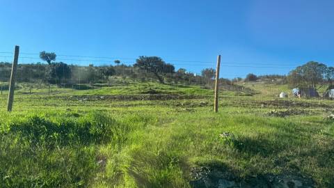 Terreno Urbano com 450m2 na Aldeia do Corvo, Castro Verde
