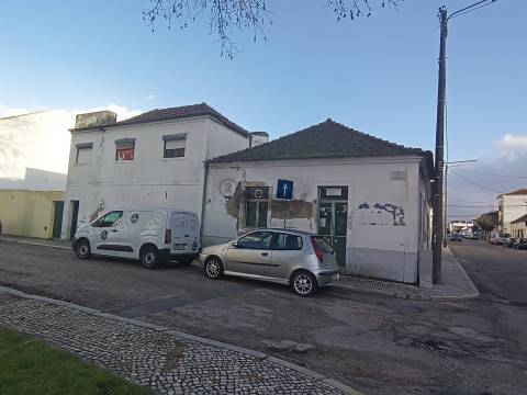 Moradia T3, 2 pisos para remodelar numa das zonas mais bonitas