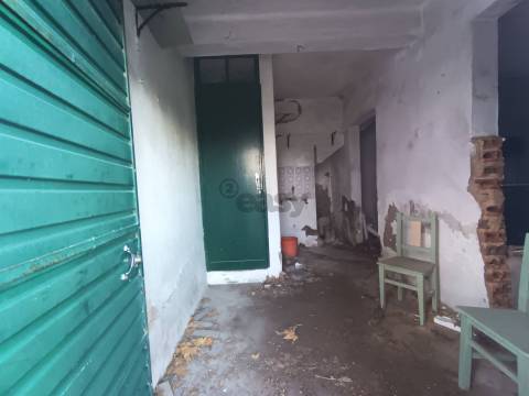 Moradia T3, 2 pisos para remodelar numa das zonas mais bonitas