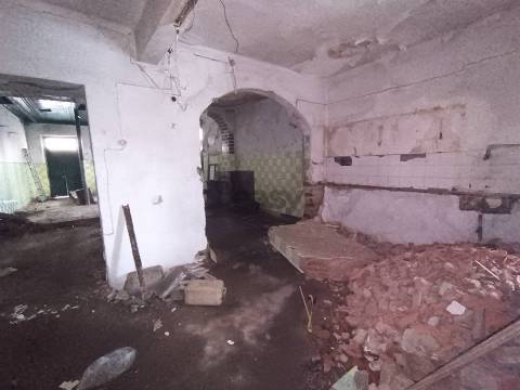 Moradia T3, 2 pisos para remodelar numa das zonas mais bonitas