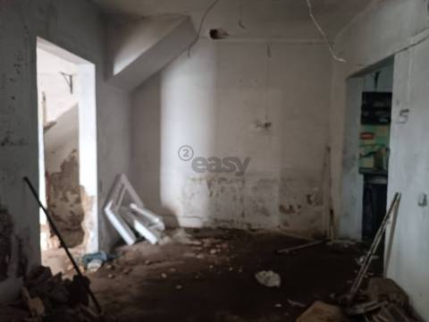 Moradia T3, 2 pisos para remodelar numa das zonas mais bonitas