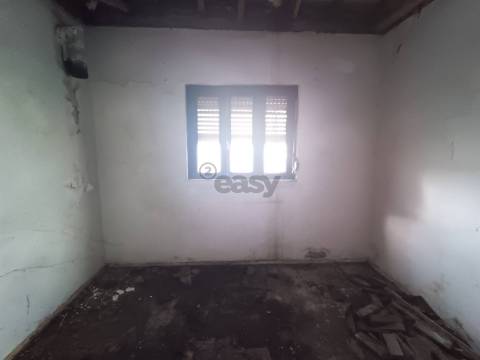 Moradia T3, 2 pisos para remodelar numa das zonas mais bonitas