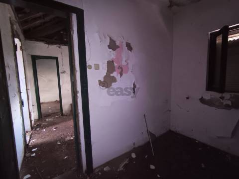 Moradia T3, 2 pisos para remodelar numa das zonas mais bonitas