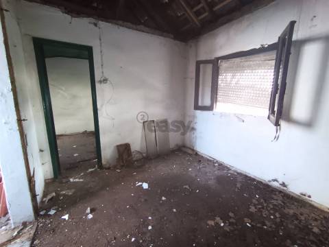 Moradia T3, 2 pisos para remodelar numa das zonas mais bonitas