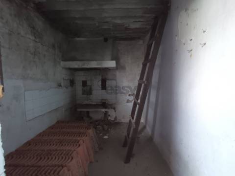 Moradia T3, 2 pisos para remodelar numa das zonas mais bonitas