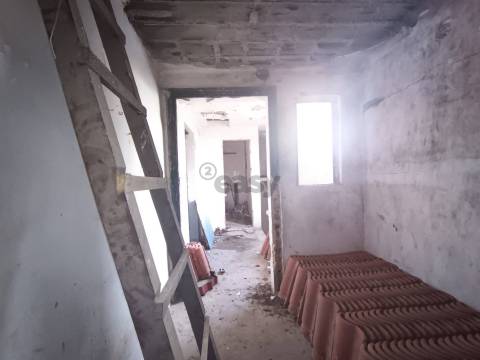 Moradia T3, 2 pisos para remodelar numa das zonas mais bonitas