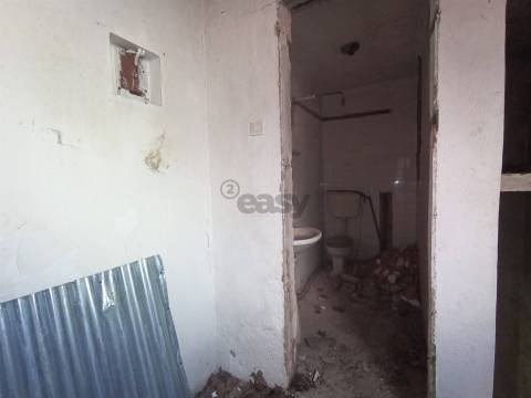 Moradia T3, 2 pisos para remodelar numa das zonas mais bonitas