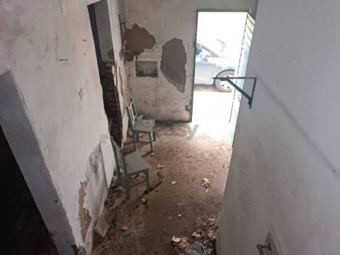 Moradia T3, 2 pisos para remodelar numa das zonas mais bonitas