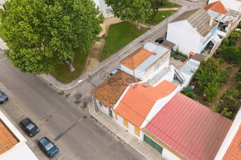 Moradia T3, 2 pisos para remodelar numa das zonas mais bonitas, Almeirim