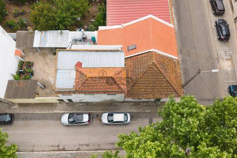 Moradia T3, 2 pisos para remodelar numa das zonas mais bonitas, Almeirim