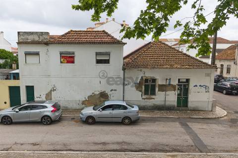 Moradia T3, 2 pisos para remodelar numa das zonas mais bonitas, Almeirim