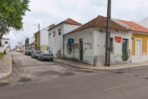 Moradia T3, 2 pisos para remodelar numa das zonas mais bonitas, Almeirim