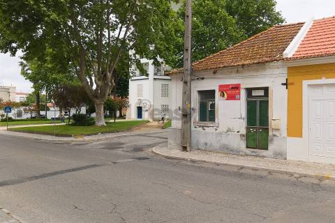 Moradia T3, 2 pisos para remodelar numa das zonas mais bonitas, Almeirim