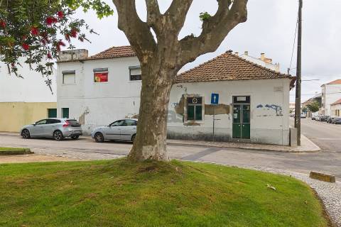 Moradia T3, 2 pisos para remodelar numa das zonas mais bonitas, Almeirim