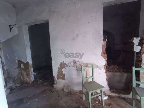 Moradia T3, 2 pisos para remodelar numa das zonas mais bonitas, Almeirim