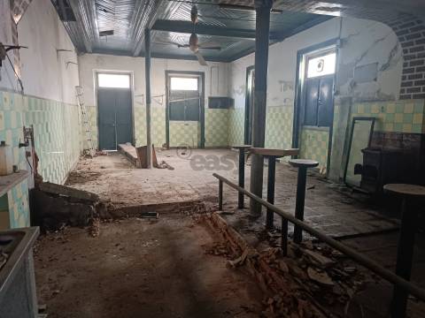 Moradia T3, 2 pisos para remodelar numa das zonas mais bonitas, Almeirim