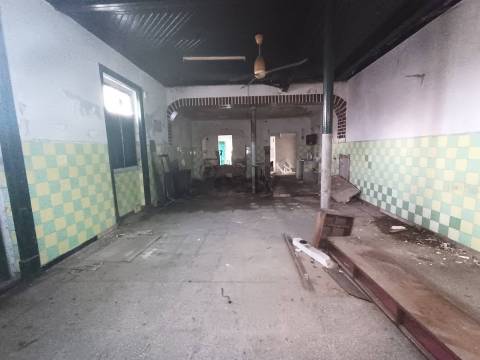 Moradia T3, 2 pisos para remodelar numa das zonas mais bonitas, Almeirim