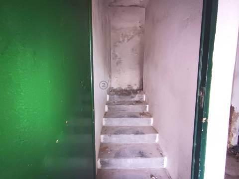 Moradia T3, 2 pisos para remodelar numa das zonas mais bonitas, Almeirim